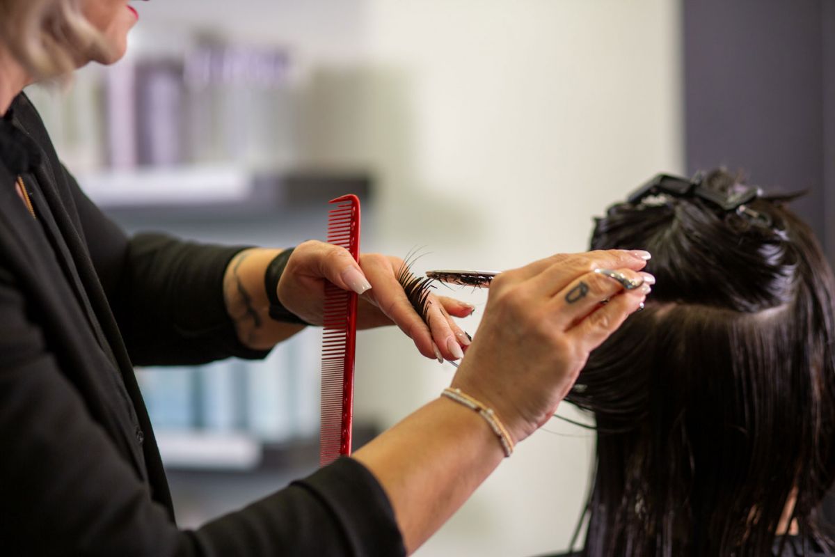 Master Stylistin Andrea Berschet schneidet einer Kundin die Haare