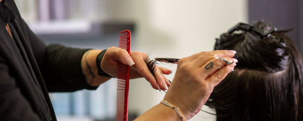 Master Stylistin Andrea Berschet schneidet einer Kundin die Haare
