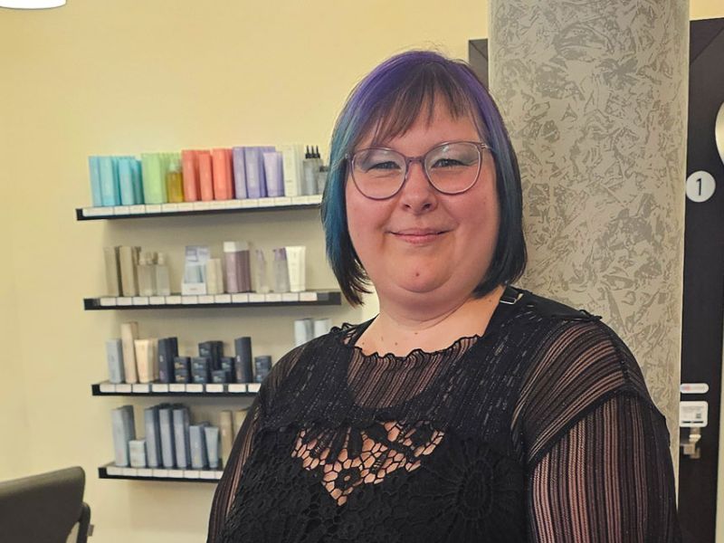 Stylistin Rebecca im Friseur Salon 2000 in Mainz-Mombach