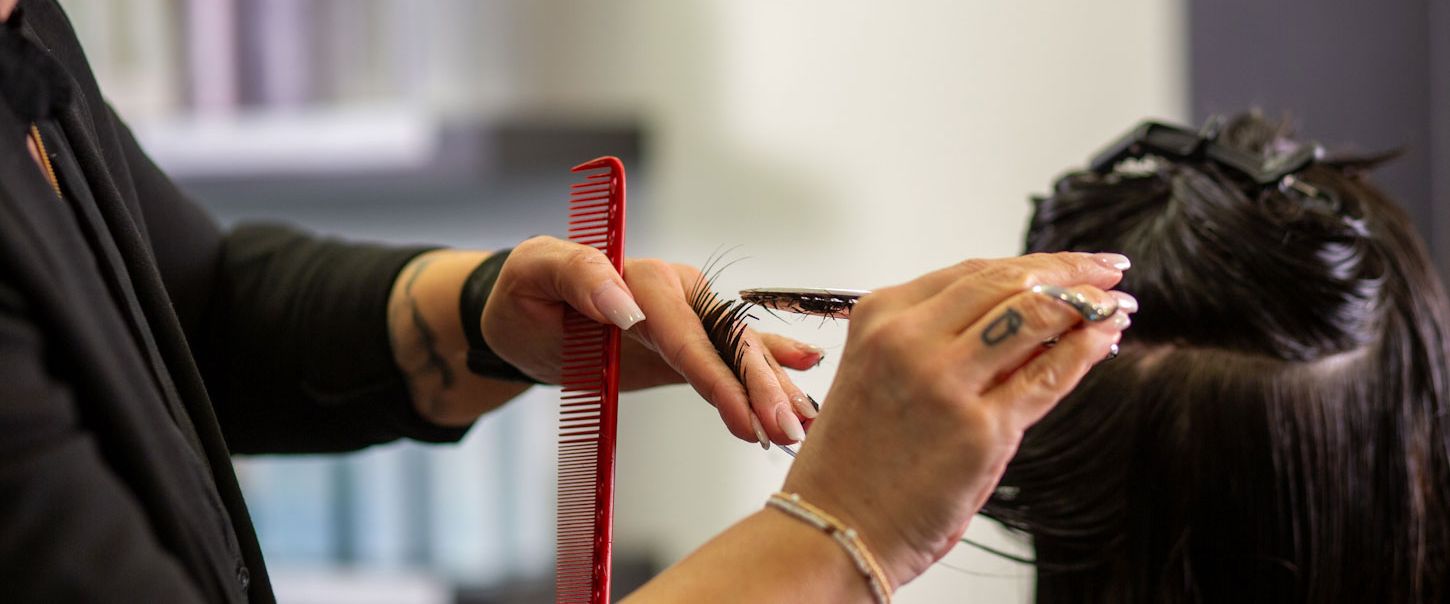 Master Stylistin Andrea Berschet schneidet einer Kundin die Haare